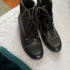 Clark Whistle Bea Ankle Boot 8M